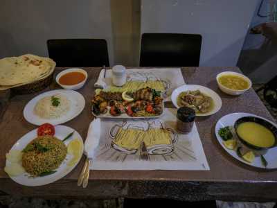 Da "Kurdistan" � possibile gustare specialit� quali il nan, la tikka, lo shish kebab o la shorba, cucinati dallo stesso Taher